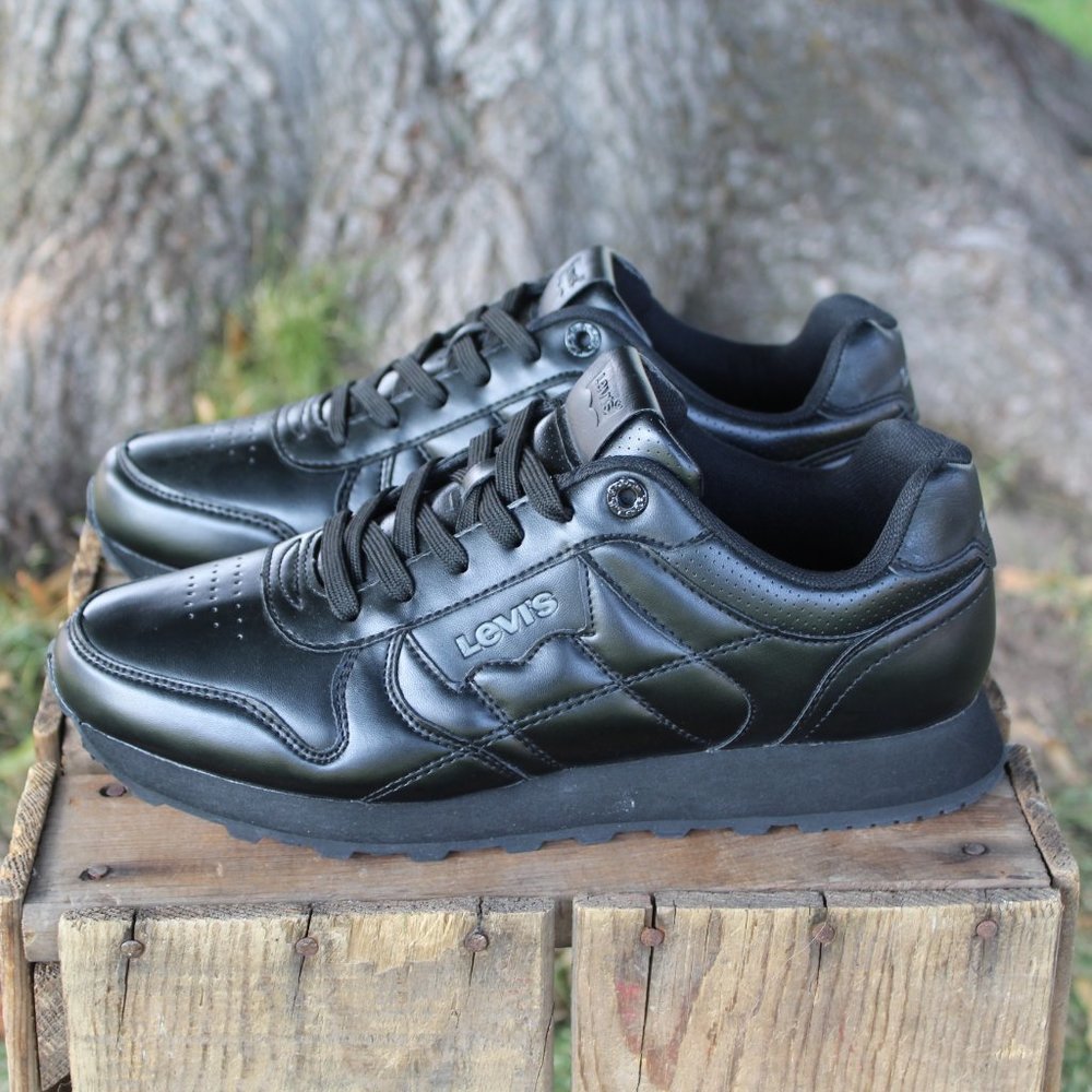 NEW Levi's Comfort Black Sneakers